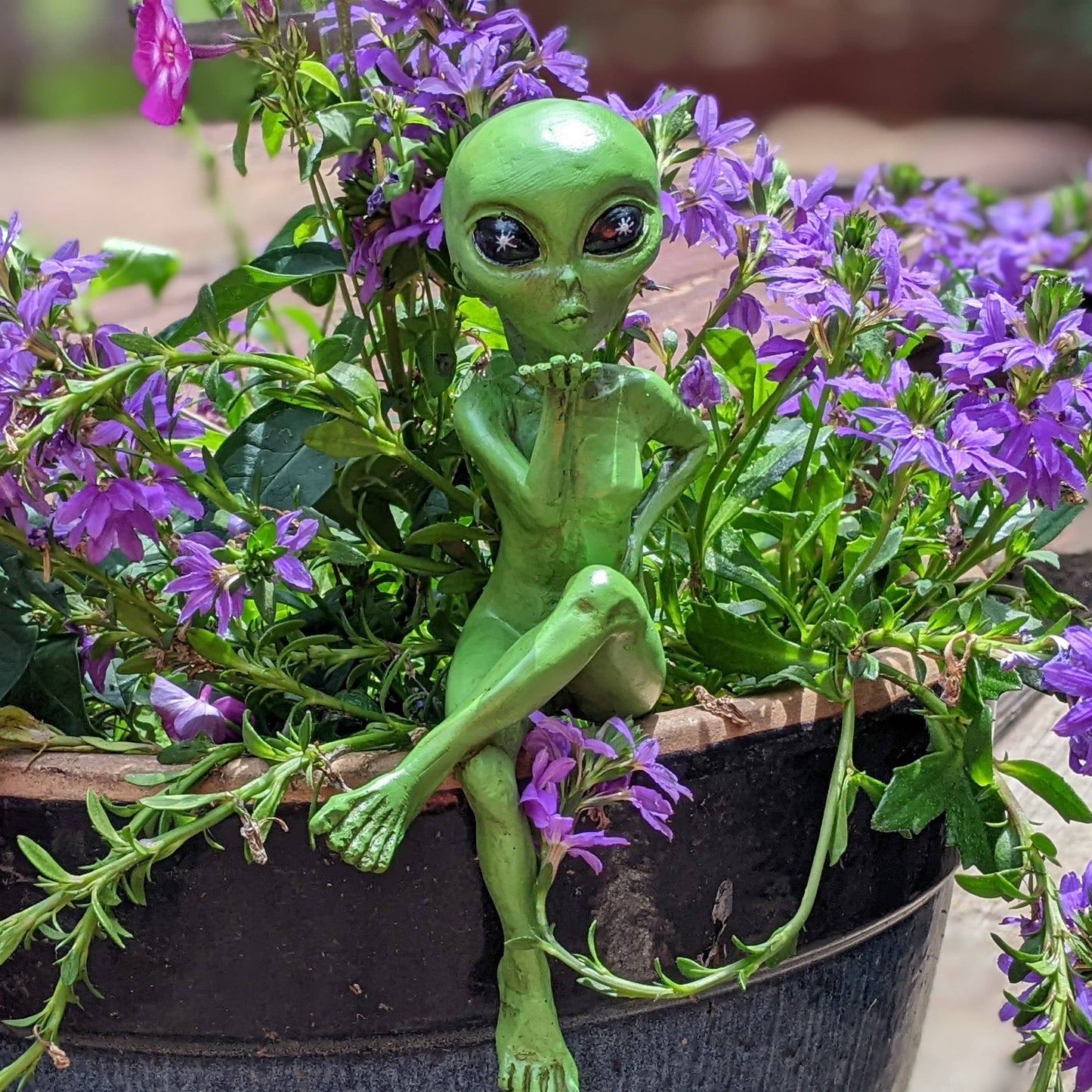 Alien Invasion 'The Flirty' 10” H Female Alien Shelf Sitter