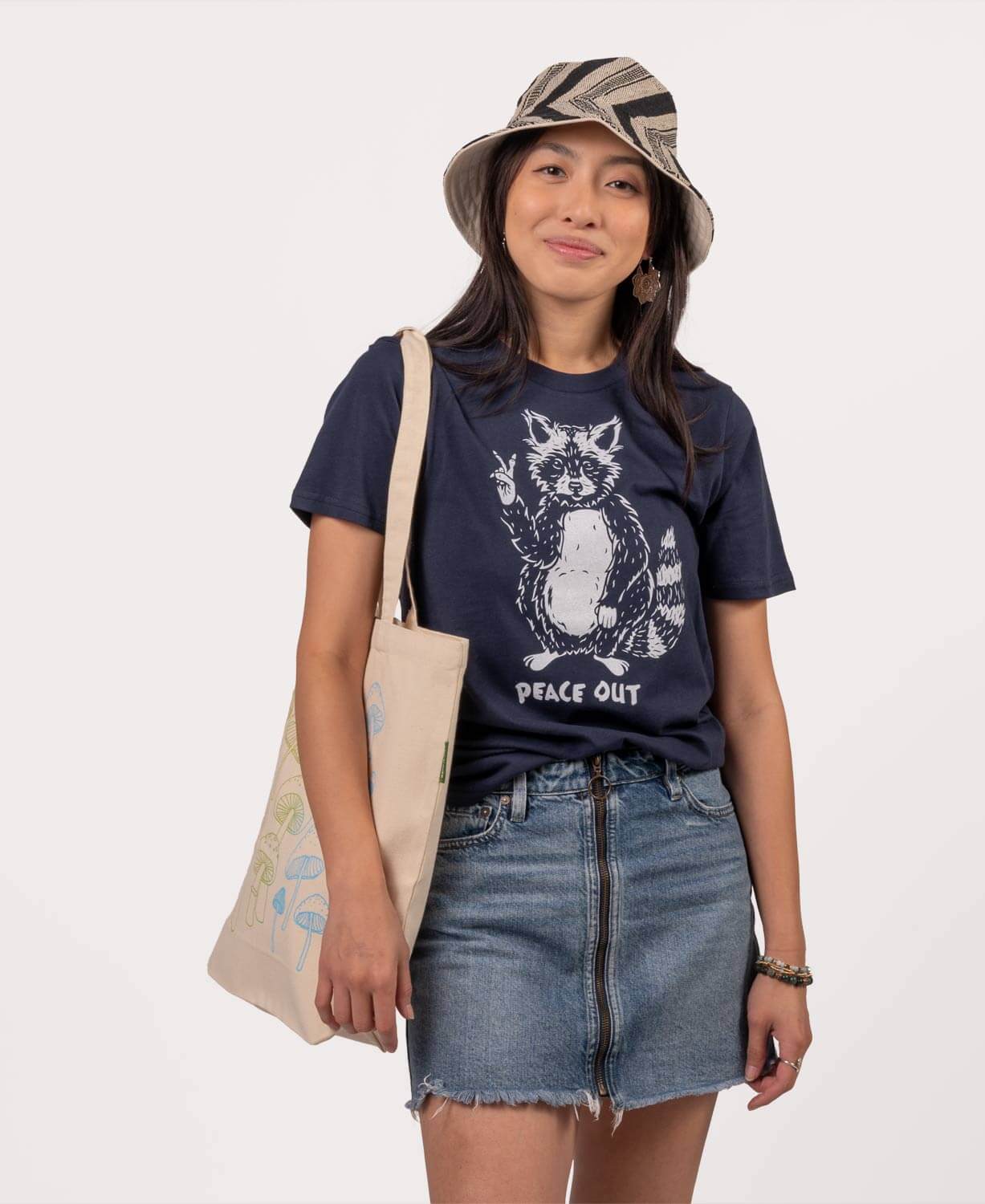 Peace Out Raccoon T-Shirt - Unisex - Nature T-Shirts