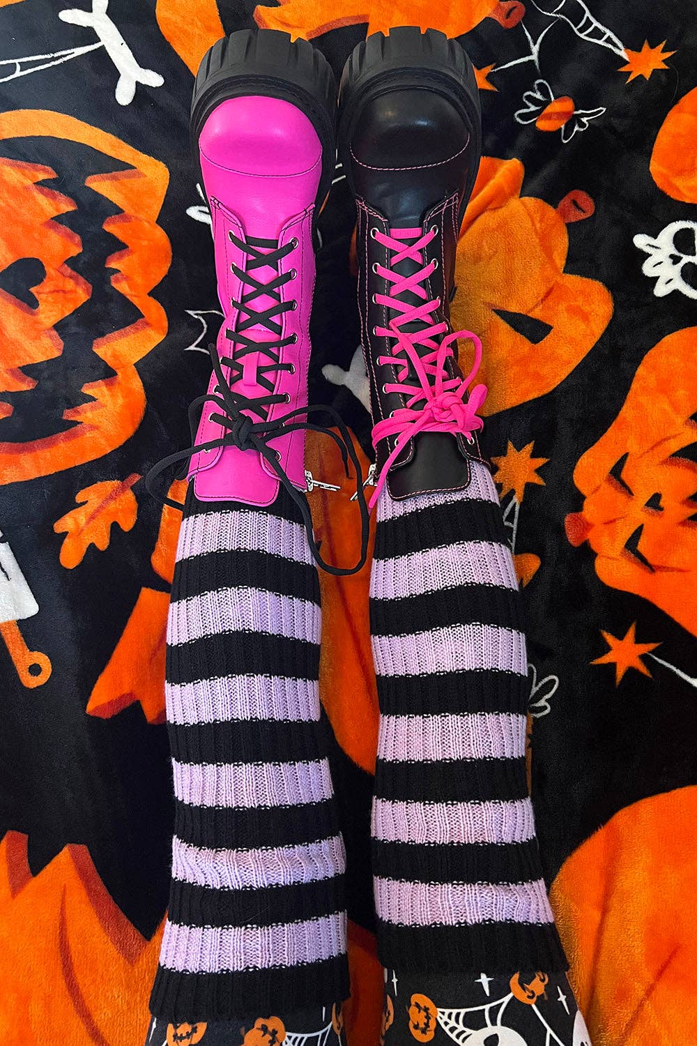 Funeral Flowers Striped Leg Warmers [BLACK/LILAC]