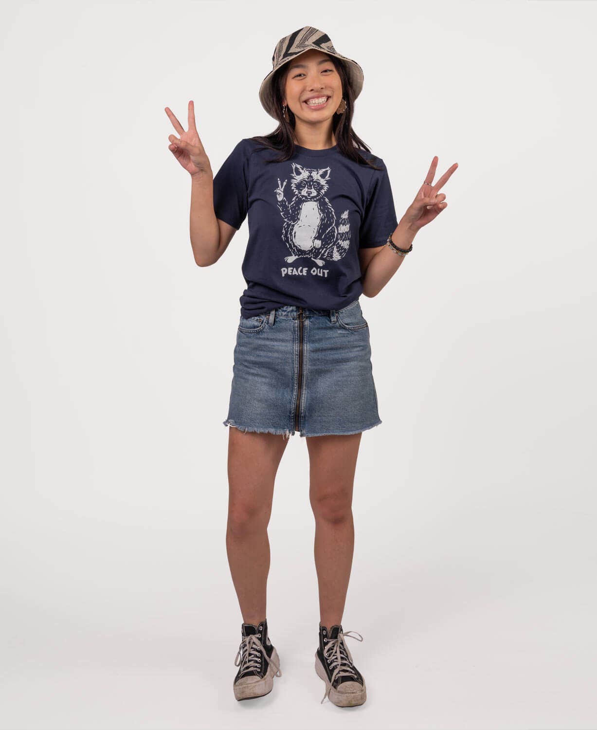 Peace Out Raccoon T-Shirt - Unisex - Nature T-Shirts