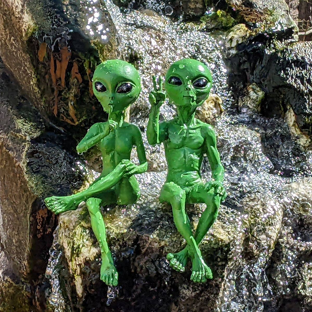 Alien Ledge Loungers “Peace & Quiet” 10″ H Figurine Set