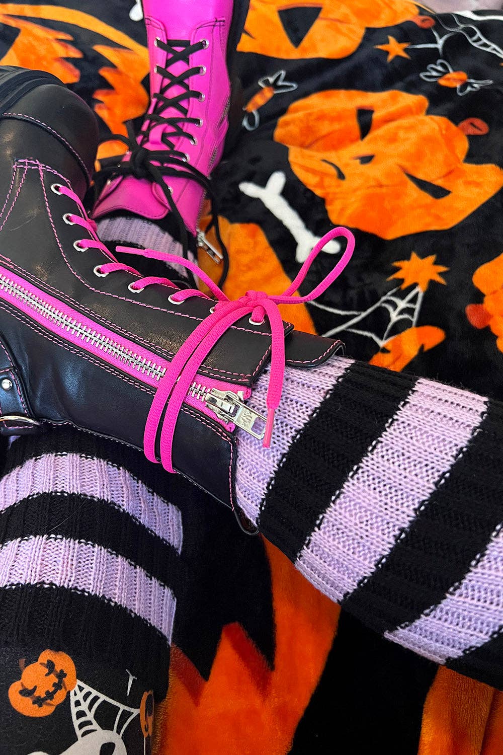 Funeral Flowers Striped Leg Warmers [BLACK/LILAC]