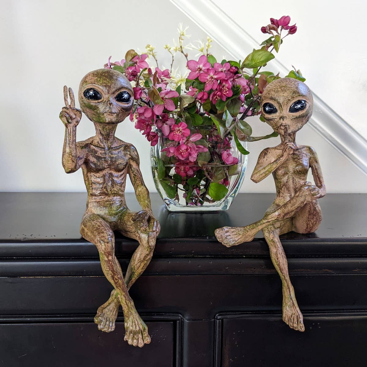 Alien Ledge Loungers “Peace & Quiet” 10″ H Figurine Set