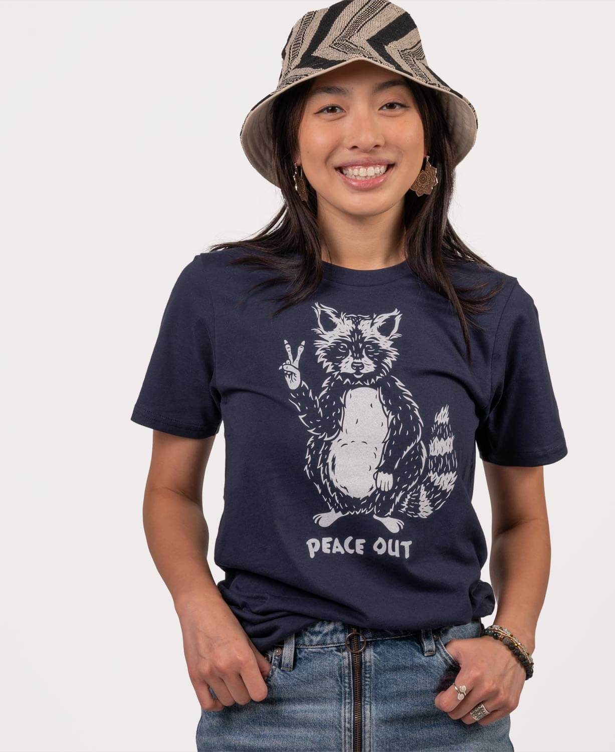 Peace Out Raccoon T-Shirt - Unisex - Nature T-Shirts