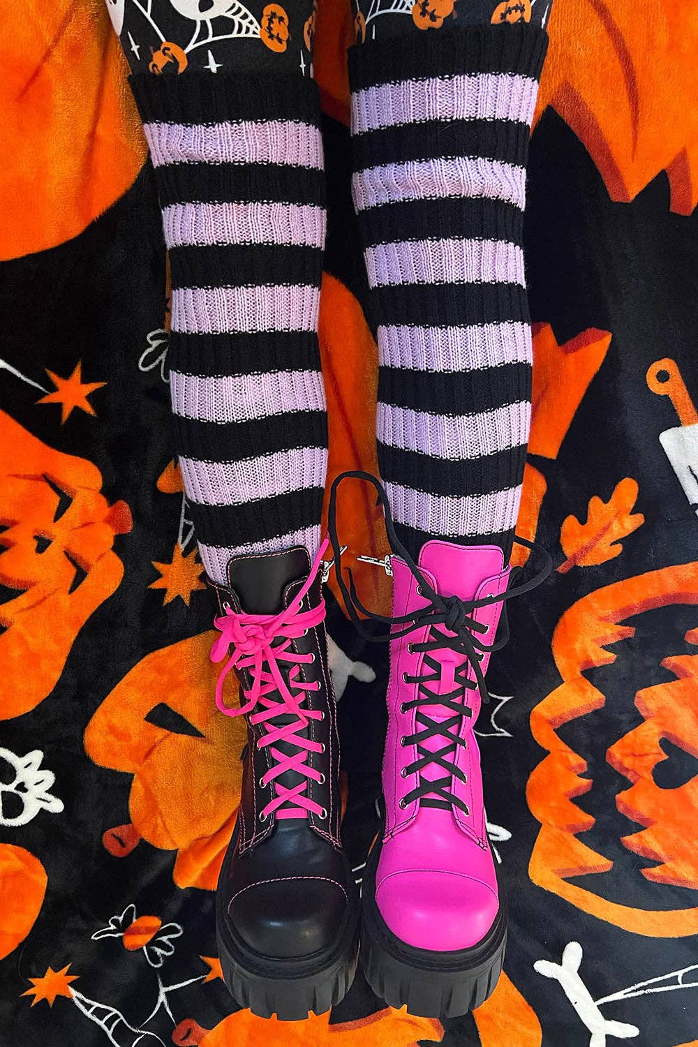 Funeral Flowers Striped Leg Warmers [BLACK/LILAC]