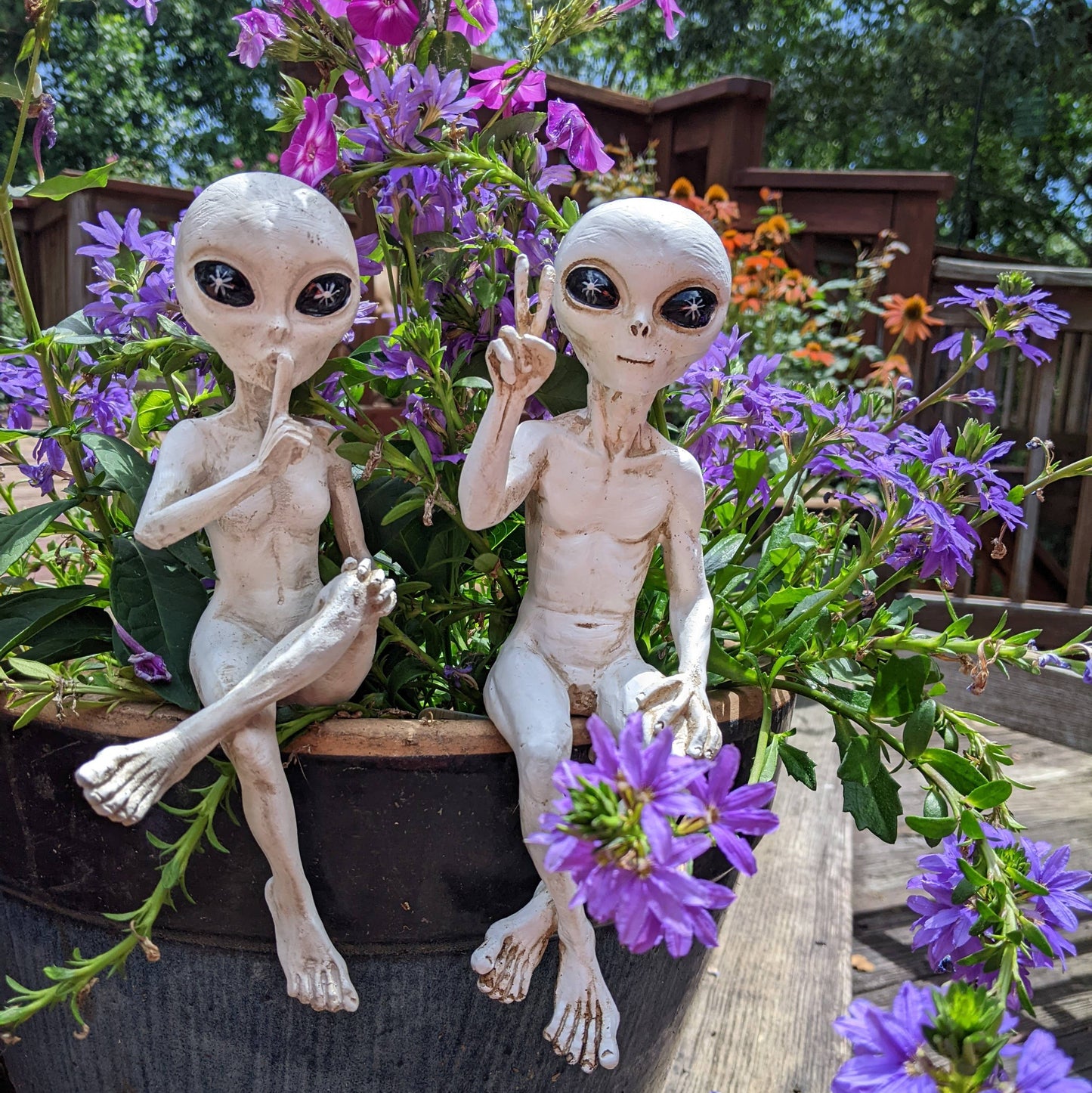 Alien Ledge Loungers “Peace & Quiet” 10″ H Figurine Set