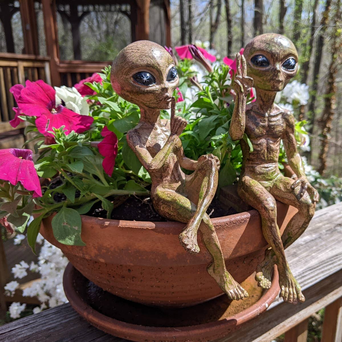 Alien Ledge Loungers “Peace & Quiet” 10″ H Figurine Set